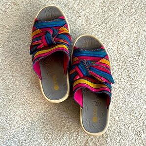 Bzees Smile Bow Womens sz 6M Striped Washable Slip-On Wedge Sandals.